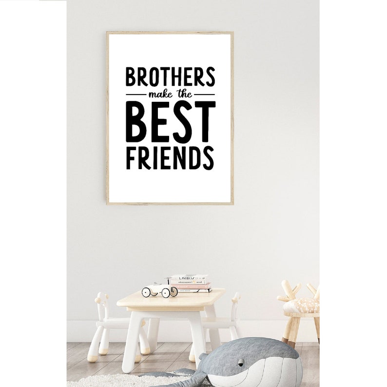 K&ouml;nnte beinhalten: Ein gerahmter Druck mit dem Text "Brothers make the best friends" in schwarzer Schrift auf wei&szlig;em Hintergrund.