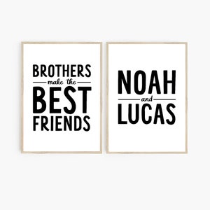 K&ouml;nnte beinhalten: Zwei gerahmte Drucke mit schwarzem Text auf wei&szlig;em Hintergrund. Der erste Druck sagt "Brothers make the best friends". Der zweite Druck sagt "Noah and Lucas".
