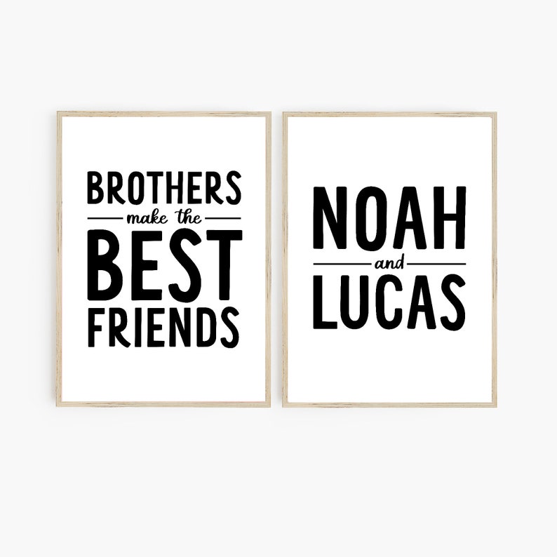 K&ouml;nnte beinhalten: Zwei gerahmte Drucke mit schwarzem Text auf wei&szlig;em Hintergrund. Der erste Druck sagt "Brothers make the best friends". Der zweite Druck sagt "Noah and Lucas".
