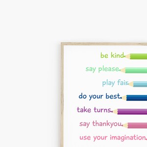 Puede incluir: Una impresi&oacute;n enmarcada con fondo blanco y l&aacute;pices de colores. El texto de la impresi&oacute;n dice: "be kind, say please, play fair, do your best, take turns, say thankyou, use your imagination."