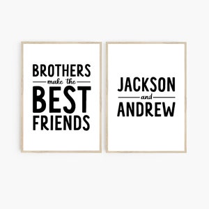 K&ouml;nnte beinhalten: Zwei gerahmte Drucke mit schwarzem Text auf wei&szlig;em Hintergrund. Der erste Druck sagt "Brothers make the best friends". Der zweite Druck sagt "Jackson and Andrew".