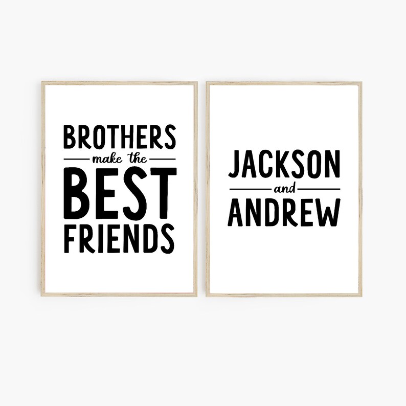 K&ouml;nnte beinhalten: Zwei gerahmte Drucke mit schwarzem Text auf wei&szlig;em Hintergrund. Der erste Druck sagt "Brothers make the best friends". Der zweite Druck sagt "Jackson and Andrew".