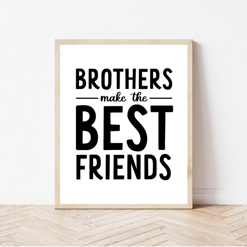 K&ouml;nnte beinhalten: Schwarz-wei&szlig; Typografie-Druck mit dem Text "Brothers make the best friends" auf wei&szlig;em Hintergrund in einem hellen Holzrahmen.