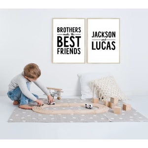 K&ouml;nnte beinhalten: Zwei gerahmte Drucke mit schwarzem Text auf wei&szlig;em Hintergrund. Der Druck links sagt "Brothers make the best friends". Der Druck rechts sagt "Jackson and Lucas".