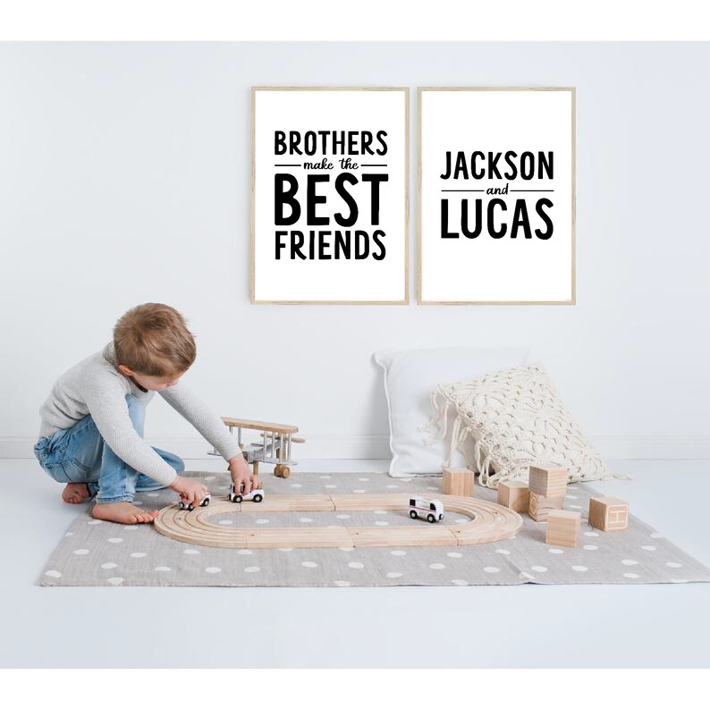 K&ouml;nnte beinhalten: Zwei gerahmte Drucke mit schwarzem Text auf wei&szlig;em Hintergrund. Der Druck links sagt "Brothers make the best friends". Der Druck rechts sagt "Jackson and Lucas".