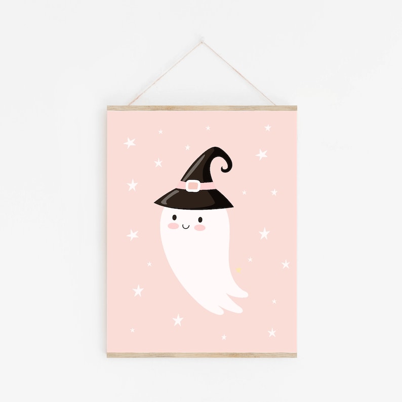 K&ouml;nnte beinhalten: Ein rosa druckbarer Halloween-Kunstdruck mit einem wei&szlig;en Geist, der einen schwarzen Hexenhut mit einem rosa Band tr&auml;gt. Der Geist hat ein l&auml;chelndes Gesicht und ist von wei&szlig;en Sternen umgeben.