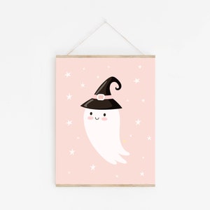 K&ouml;nnte beinhalten: Ein rosa druckbarer Halloween-Kunstdruck mit einem wei&szlig;en Geist, der einen schwarzen Hexenhut mit einem rosa Band tr&auml;gt. Der Geist hat ein l&auml;chelndes Gesicht und ist von wei&szlig;en Sternen umgeben.