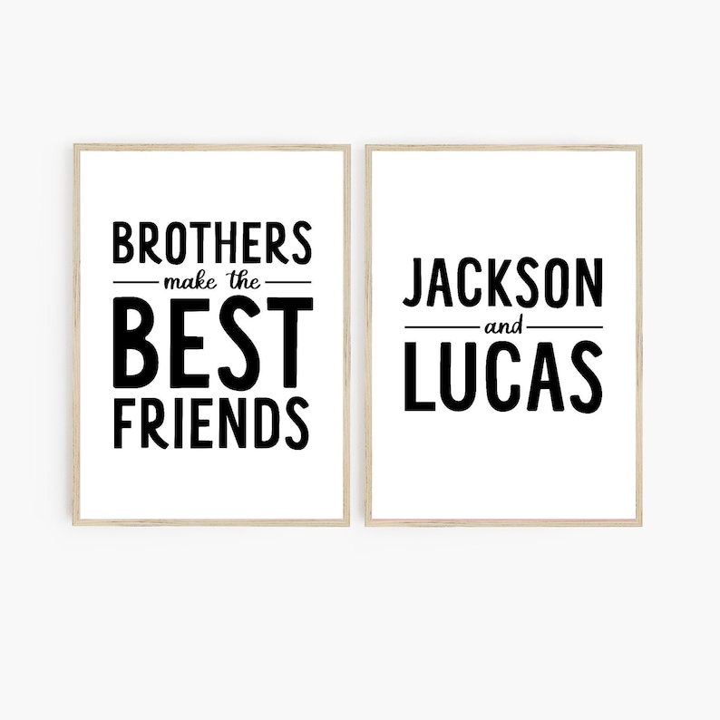 K&ouml;nnte beinhalten: Zwei gerahmte Drucke mit schwarzem Text auf wei&szlig;em Hintergrund. Der erste Druck sagt "Brothers make the best friends". Der zweite Druck sagt "Jackson and Lucas".