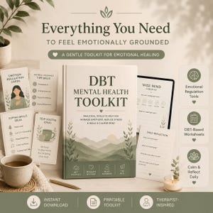Może przedstawiać: Zestaw narzędzi DBT Mental Health z kartami, arkuszami i dziennikiem. Okładka książki głosi "DBT Mental Health Toolkit" z tekstem "Everything You Need To Feel Emotionally Grounded". Obraz zawiera filiżankę herbaty i zapaloną świecę.
