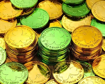 Pièces de monnaie dorées avec St. Le shamrock de la fête de Patrick. Pièces d'or 3D. Symbole