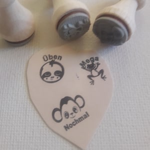 Stempelset 3 Lehrerstempel Motivation und Üben....Schule 3 Ministempel. Faultier Gesicht Üben, Frosch freu- Mega, Affe süss- Nochmal
