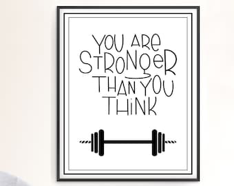 Eres más fuerte de lo que crees, arte de pared para gimnasio en casa, letras únicas a mano, decoración motivacional con mancuernas, imprimible o impreso y enviado.