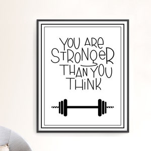 Sei più forte di quanto pensi. Decorazione murale per palestra in casa / Scritte a mano uniche / Decorazione motivazionale con manubri per palestra / Stampabile o stampato e spedito