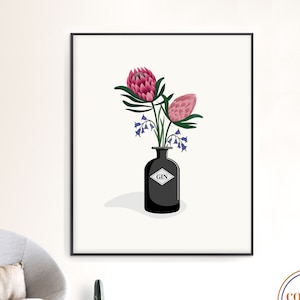 Proteas, campanillas en un jarrón de ginebra estampado / decoración floral moderna / arte de pared de arreglo floral de protea rosa / imprimible o impreso y entregado