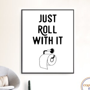 Stampa "Just Roll With It" / Frase divertente Arte della parete per il bagno / Rotolo di carta igienica Poster umoristico / Bianco nero stampabile o stampato e spedito