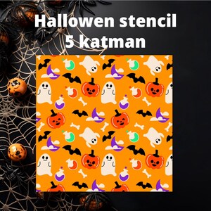 Może przedstawiać: Cyfrowy szablon do druku na Halloween z powtarzającym się wzorem duchów, dyni, nietoperzy, butelek z eliksirem, kości i półksiężyców na pomarańczowym tle. Tekst "Halloween stencil 5 katman" znajduje się w górnej części obrazu.