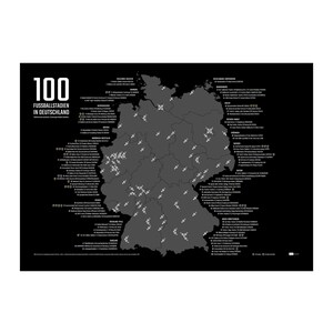 Peut inclure: Une affiche noire présentant une carte gris foncé de l'Allemagne avec des points blancs marquant 100 stades de football. Le texte 100 FUSSBALLSTADIEN IN DEUTSCHLAND est imprimé en blanc dans le coin supérieur gauche, avec des listes de stades par région.