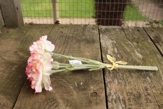 3 x CREAM WITH PINK EDGES SILK CARNATION FLOWER /& BUD SPRAYS 24cm