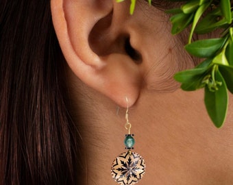 Pendientes de Cobre Hechos a Mano con Patrón de Flor de Estrella y Piedra de Aventura - Joyería Artesanal Única