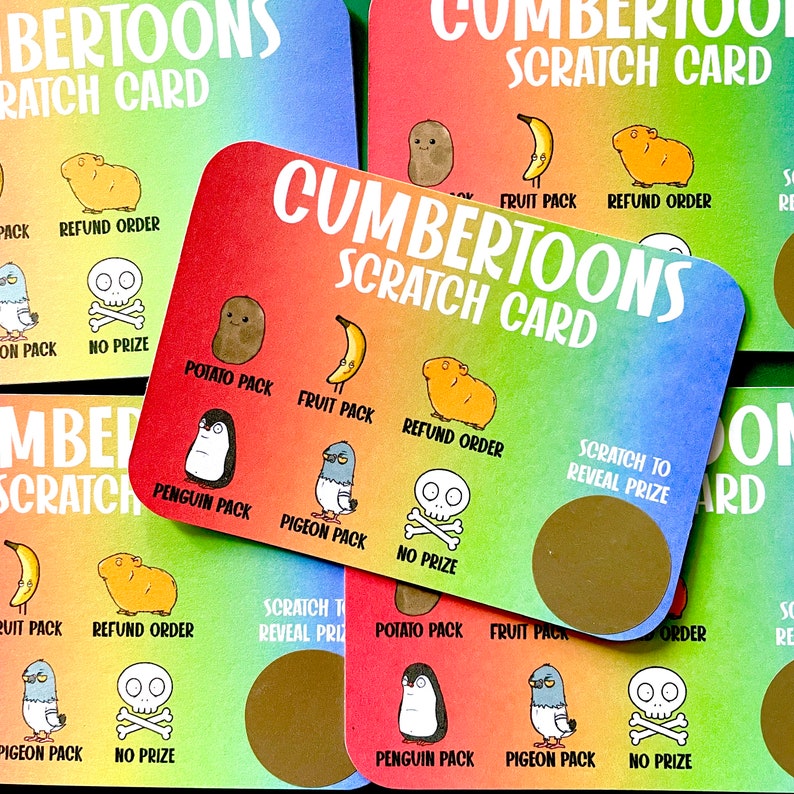 Puede incluir: Una tarjeta de rascar colorida con el texto "Cumbertoons Scratch Card" e im&aacute;genes de un ping&uuml;ino, una paloma, una patata, un pl&aacute;tano, un conejillo de indias y una calavera. La tarjeta tiene un &aacute;rea de rascar plateada para revelar un premio.