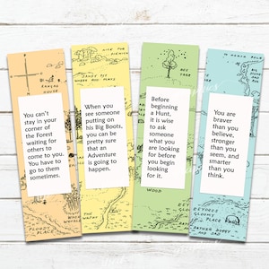 Può includere: Quattro segnalibri colorati con illustrazioni e testo. I segnalibri presentano citazioni dal libro "The Hundred Acre Wood" di A.A. Milne. Le citazioni sono: "Non puoi rimanere nel tuo angolo della foresta ad aspettare che gli altri vengano da te. Devi andare da loro a volte.", "Quando vedi qualcuno mettersi i suoi grandi stivali, puoi essere sicuro che un'avventura sta per accadere.", "Prima di iniziare una caccia, è saggio chiedere a qualcuno cosa stai cercando prima di iniziare a cercare.", e "Sei più coraggioso di quanto pensi, più forte di quanto sembri, e più intelligente di quanto pensi."