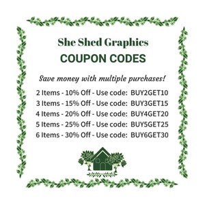 K&ouml;nnte beinhalten: Ein gr&uuml;ner, blattreicher Rahmen umgibt einen wei&szlig;en Hintergrund mit dem Text "She Shed Graphics COUPON CODES" und einer Liste von Rabattcodes f&uuml;r mehrere Eink&auml;ufe. Der Text lautet: "Sparen Sie Geld bei mehreren Eink&auml;ufen! 2 Artikel - 10 % Rabatt - Code: BUY2GET10 3 Artikel - 15 % Rabatt - Code: BUY3GET15 4 Artikel - 20 % Rabatt - Code: BUY4GET20 5 Artikel - 25 % Rabatt - Code: BUY5GET25 6 Artikel - 30 % Rabatt - Code: BUY6GET30"