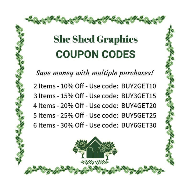 K&ouml;nnte beinhalten: Ein gr&uuml;ner, blattreicher Rahmen umgibt einen wei&szlig;en Hintergrund mit dem Text "She Shed Graphics COUPON CODES" und einer Liste von Rabattcodes f&uuml;r mehrere Eink&auml;ufe. Der Text lautet: "Sparen Sie Geld bei mehreren Eink&auml;ufen! 2 Artikel - 10 % Rabatt - Code: BUY2GET10 3 Artikel - 15 % Rabatt - Code: BUY3GET15 4 Artikel - 20 % Rabatt - Code: BUY4GET20 5 Artikel - 25 % Rabatt - Code: BUY5GET25 6 Artikel - 30 % Rabatt - Code: BUY6GET30"