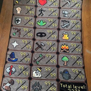 Puede incluir: Una manta de ganchillo gris y negra con iconos pixelados, incluyendo una espada, un coraz&oacute;n y un &aacute;rbol. Cada icono est&aacute; emparejado con el n&uacute;mero 99 y una barra. La manta tiene un borde y el texto "Total level: 2277".