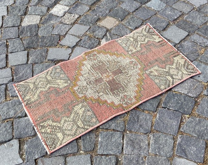1,3 x 2,5 ftTurkish rug, Vintage rug, Small Rug, Doormat, Home decor, Wool rug, Handmade rug, Carpet, Kilim 42 x 79 cm