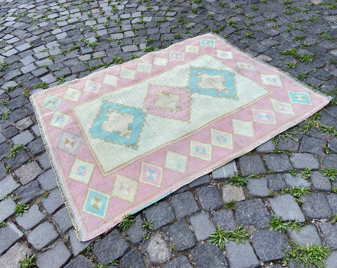 Pink Turkish rug, Vintage rug, Area Rug, Home decor, Wool rug, Handmade rug, Carpet, Kilim | 111 x 138 cm = 3,6 x 4,5 ft
