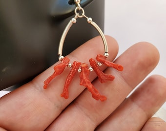 Örhängen med röd korallgren, unika örhängen med röd korall i medelhavet, hängande hoops, obehandlad korall och silver, smycken med röd korall