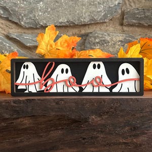 Letrero decorativo de Halloween con fantasma, marco negro y letras naranjas