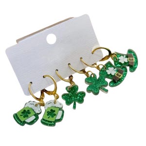 Örhängen i set med St. Patrick's Day-motiv, gröna shamrock- och ölmuggsberlocker, glitterhängande design