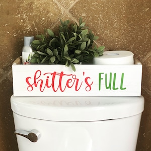 Shitters decorazione completa per il bagno. Decorazione natalizia per il bagno. Ispirata alle vacanze di Natale. Contenitore per carta igienica. Scatola di legno da 15,6x6x6 pollici. Bianca.