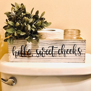 Hola, dulces mejillas divertida decoración de baño. Trastero de baño. Caja rústica de madera blanca. Almacenamiento de papel higiénico. Caja de plantas.