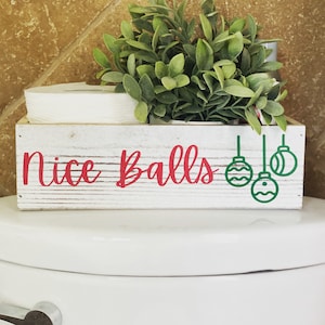Decorazioni per il bagno con palline carine. Decorazioni natalizie per il bagno. Natale divertente. Porta carta igienica. Scatola di legno da 12x4,88x3,62 pollici. Bianco, rosso, verde.