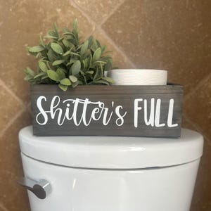Shitter's Full funny bathroom decor. Contenitori per il bagno. Scatola di legno grigio rustico. Contenitori per la carta igienica. Idee regalo di Natale