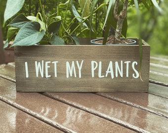 I wet my plants plant box. Funny planter. Plant puns. Plant box. Gift idea. Plant lady. Wood planter. Garden decor. 12in x 5.7in x 4.1in