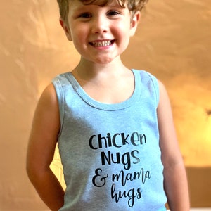 Kip nugs en mama knuffels tank. Grappig kindershirt. Het overhemd van de peuter. Kip nugget grafiek. Unisex peutertank. Unisex tee