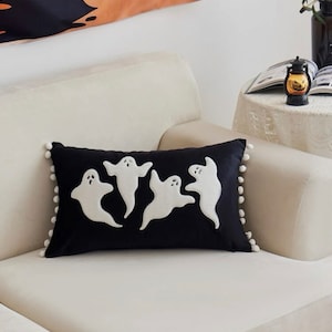 Funda de almohada fantasma. Funda de almohada bordada fantasma. Almohada de Halloween. Almohada de otoño. Negro y mientras. Borlas. Decoración de Halloween. decoración de otoño