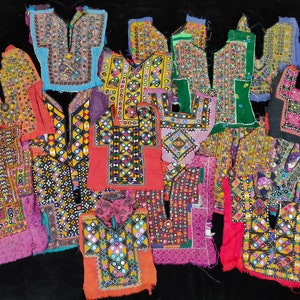 Lote grande más barato de 1000 piezas, parches de vestido baluchi vintage, canesú, cuello, bordado hecho a mano, apliques banjara, parche banjara yugo afgano