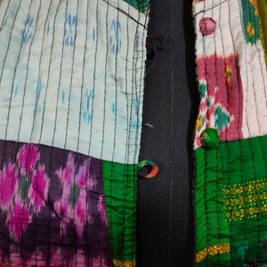Puede incluir: Una chaqueta de tela de patchwork con una variedad de colores y patrones, incluyendo verde, rosa, azul y amarillo. La chaqueta tiene una cremallera negra y un cierre de bot&oacute;n.