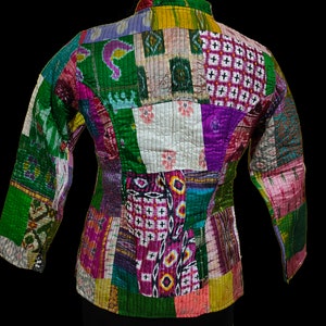 Puede incluir: Una chaqueta de patchwork colorida con una variedad de patrones y colores, incluyendo verde, morado, rosa y blanco.