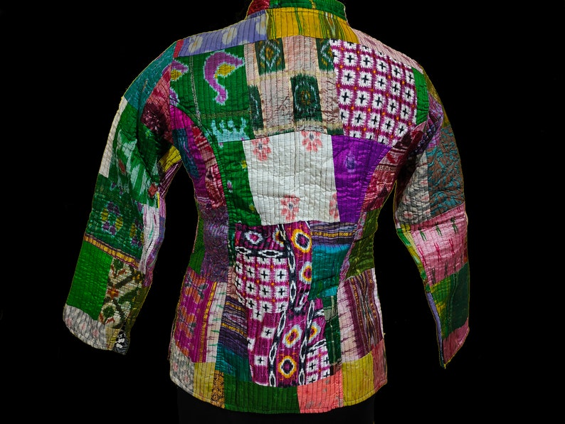 Puede incluir: Una chaqueta de patchwork colorida con una variedad de patrones y colores, incluyendo verde, morado, rosa y blanco.