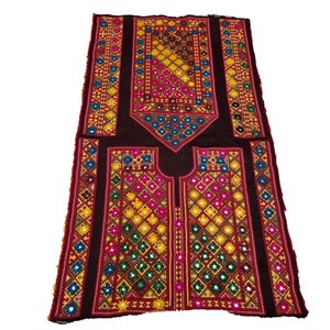 Può includere: Un pannello di tessuto marrone scuro con ricami intricati in tonalità di rosso, giallo, verde e blu. Il ricamo presenta motivi geometrici e piccoli abbellimenti a specchio.