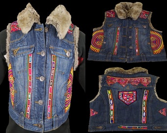 Chaqueta banjara bohemia de mezclilla con piel sin mangas, chaqueta banjara, chaqueta de mezclilla hippie, chaqueta de mezclilla hecha a mano, chaqueta de mezclilla con bordado exterior