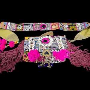 Può includere: Una borsa colorata in patchwork con frange e dettagli perlati. La borsa ha uno specchio grande e accenti di conchiglie.