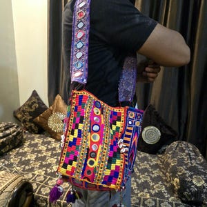 Banjara Tasche Lambani Gala Antike Tasche , Patchwork reale Spiegelarbeit Handtasche , Boho Karnataka Stickerei Banjara Stammes Antike Umhängetasche