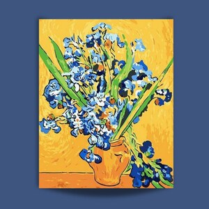 Könnte beinhalten: Ein Gemälde mit blauen Blumen in einer braunen Vase vor gelbem Hintergrund. Das Kunstwerk zeigt einen Strauß blauer Blumen mit grünen Blättern in einer braunen Vase. Der Hintergrund ist ein strukturiertes Gelb, das einen lebendigen Kontrast erzeugt.