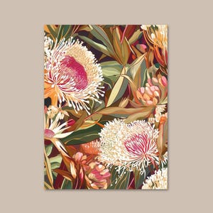 Puede incluir: Una lámina de arte rectangular que presenta un denso patrón botánico de flores de protea en tonos crema, rosa y rojo intenso, intercaladas con hojas alargadas verdes y marrones sobre un fondo oscuro y evocador con texturas florales.